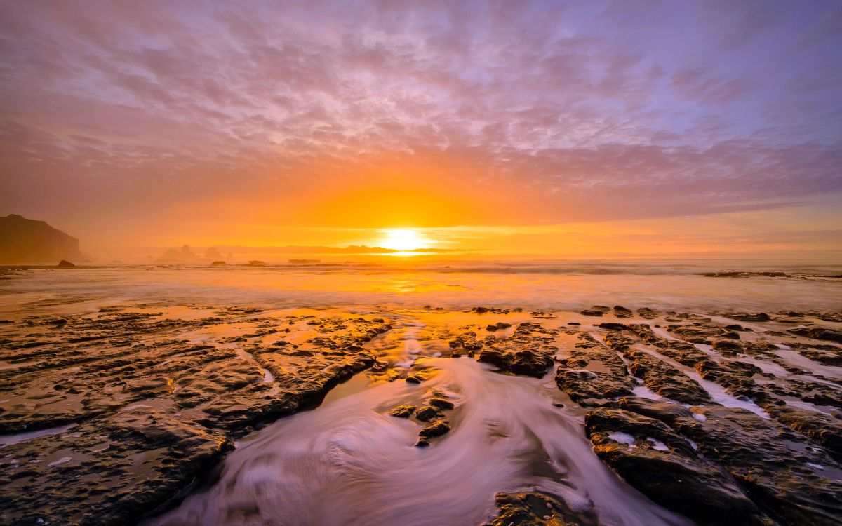 Nuages Blancs Au-dessus Des Montagnes. Wallpaper in 5120x3200 Resolution