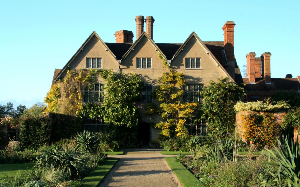 Braunes Und Weißes Betonhaus in Der Nähe Von Grünen Bäumen Unter Blauem Himmel Tagsüber. Wallpaper in 2880x1800 Resolution