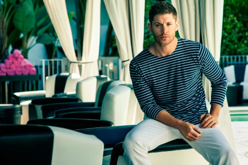 Image Jensen Ackles, dean winchester, supernatural, shoulder, sitting