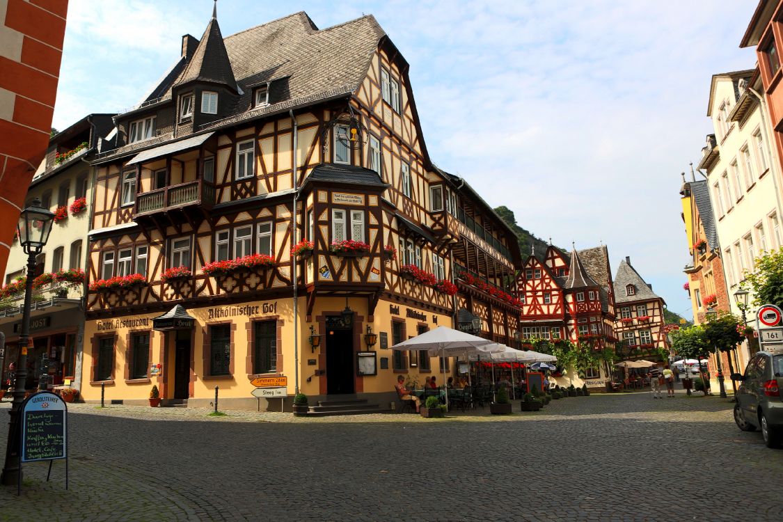 Braunes Und Weißes Betongebäude in Der Nähe Eines Gewässers Tagsüber. Wallpaper in 3600x2400 Resolution