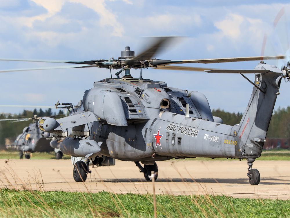 Avion de Chasse Gris Sur Champ Brun Pendant la Journée. Wallpaper in 2048x1536 Resolution