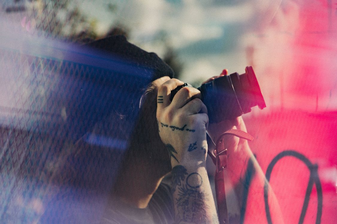 Frau im Schwarzen Trägershirt Bedeckt Ihr Gesicht Mit Rotem Ahornblatt. Wallpaper in 6240x4160 Resolution