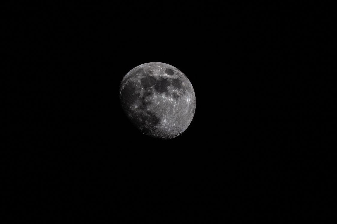 Full Moon in Dark Night Sky. Wallpaper in 5184x3456 Resolution