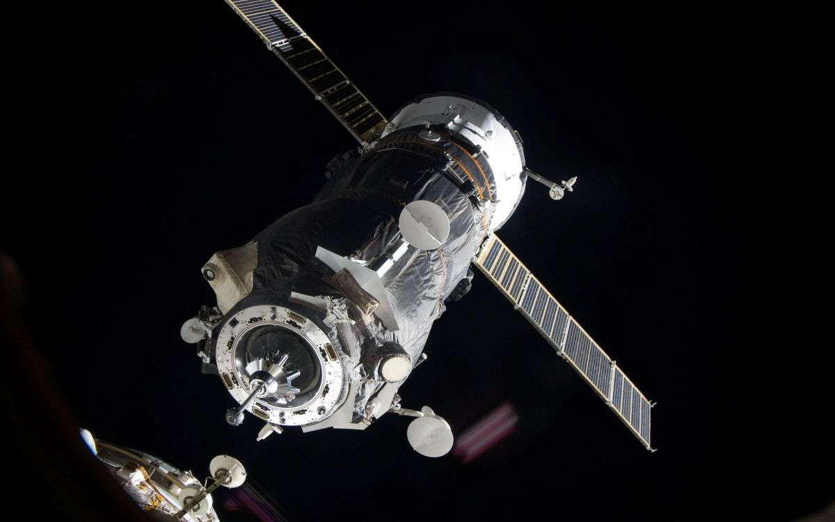 Schwarz-silberne Satellitenschüssel. Wallpaper in 2880x1800 Resolution