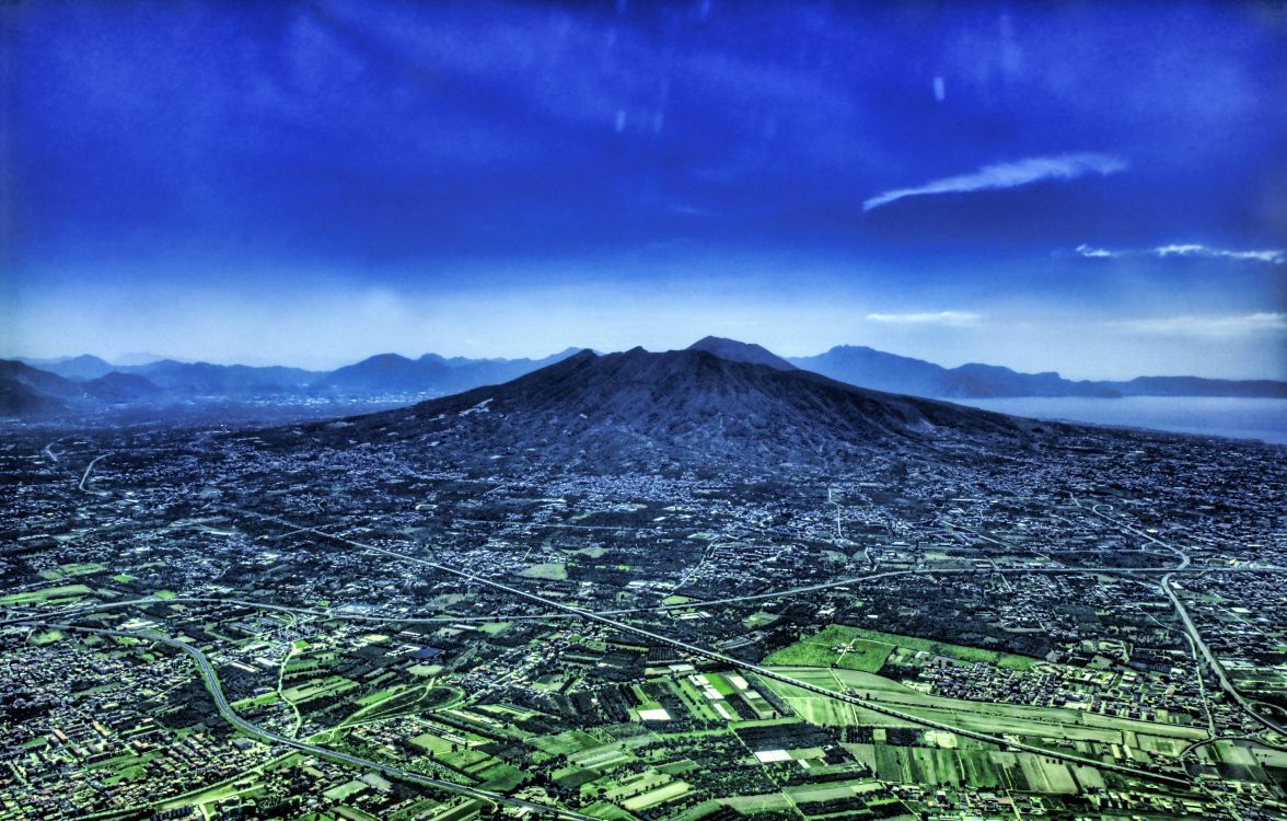 Montaña Verde Bajo un Cielo Azul Durante el Día. Wallpaper in 3039x1938 Resolution