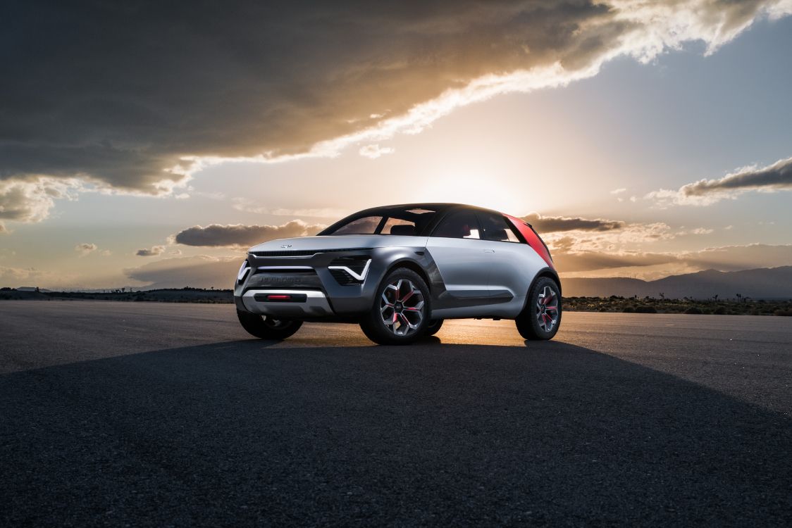 Suv Noir Sur Sable Gris Sous Ciel Nuageux Gris Pendant la Journée. Wallpaper in 5791x3861 Resolution