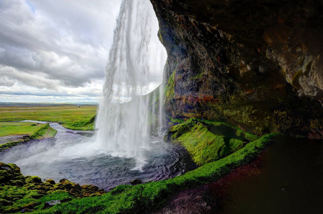 Cascadas en el Campo de Hierba Verde Bajo el Cielo Nublado Gris Durante el Día. Wallpaper in 4248x2817 Resolution