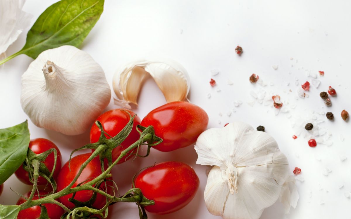 red and white garlic and garlic