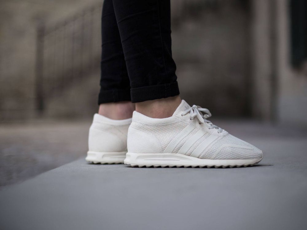 Personne en Jean Noir et Baskets Nike Blanches. Wallpaper in 2048x1536 Resolution