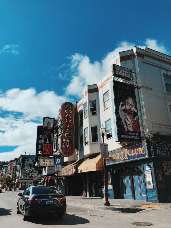 König, Street, Stadt, Full Size Car, Automotive Lighting. Wallpaper in 3024x4032 Resolution