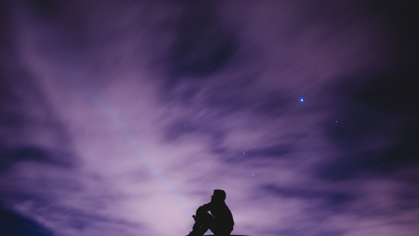 Silhouette of Man and Woman Under Dark Sky. Wallpaper in 5120x2880 Resolution