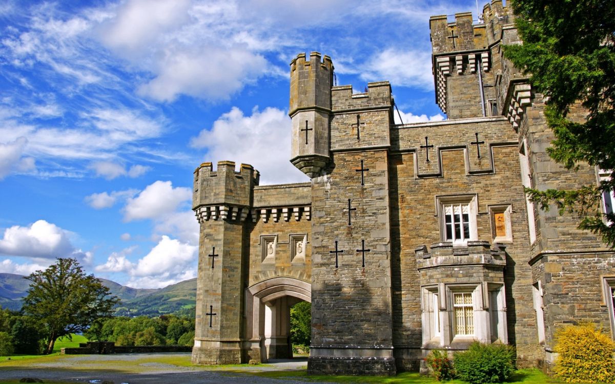 Braunes Betongebäude Unter Blauem Himmel Tagsüber. Wallpaper in 1920x1200 Resolution