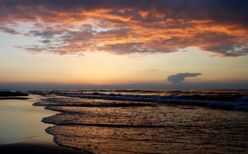 Image sea waves crashing on shore during sunset