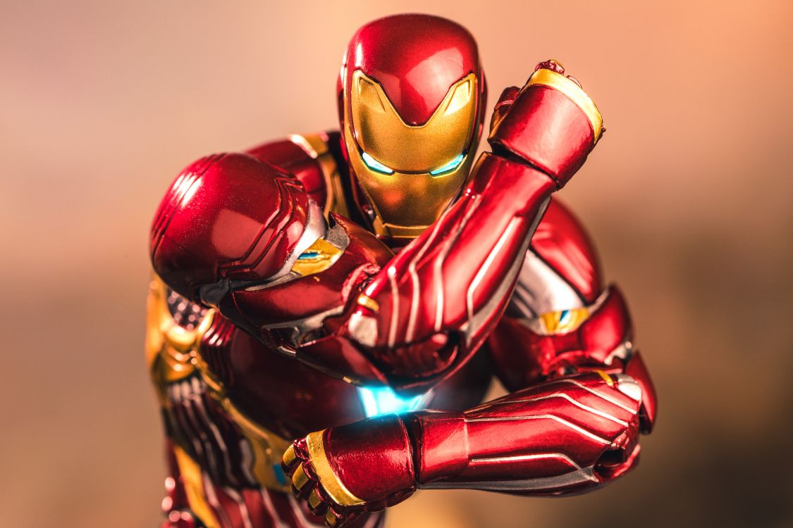 Figurine Iron Man Rouge et Or. Wallpaper in 6720x4480 Resolution