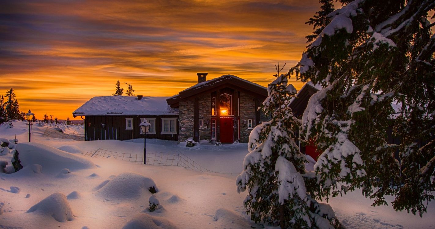 Casa de Madera Marrón Cubierta de Nieve Durante la Puesta de Sol. Wallpaper in 4096x2160 Resolution