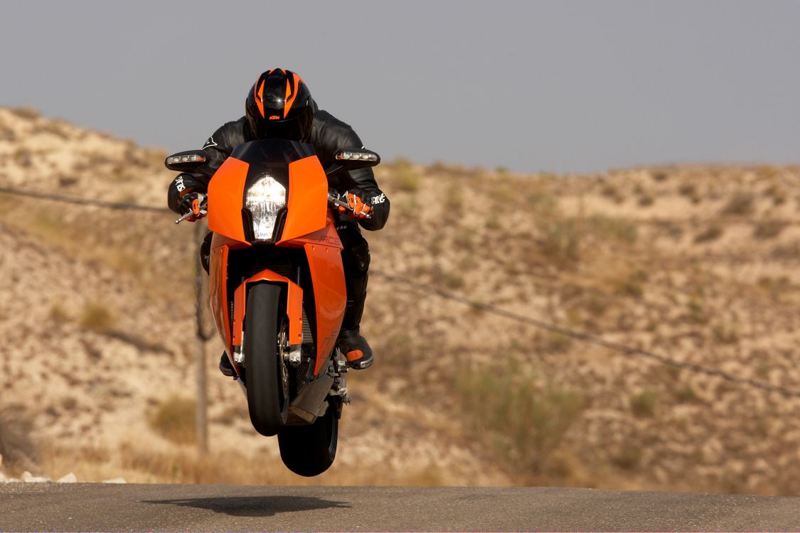 Mann in Orange Und Schwarzem Motorradhelm, Der Tagsüber Orangefarbenes Sportrad Auf Der Straße Fährt. Wallpaper in 1920x1280 Resolution