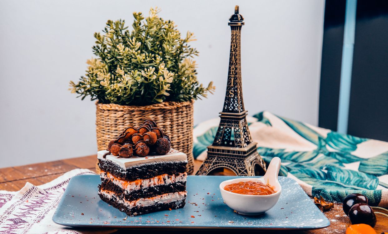 Cono de Pino Marrón y Negro Sobre Placa de Cerámica Azul. Wallpaper in 4539x2739 Resolution