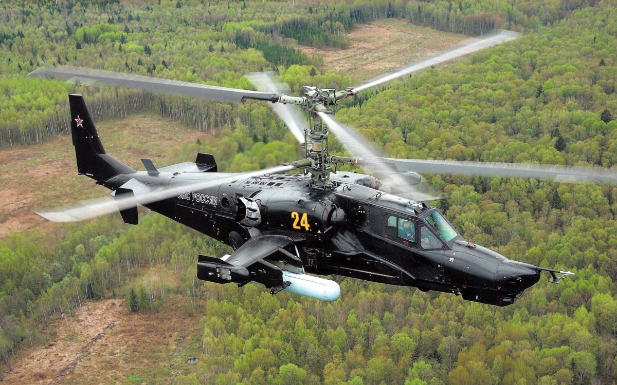 Helicóptero Verde y Negro Sobrevolando el Campo de Hierba Verde Durante el Día. Wallpaper in 2560x1600 Resolution