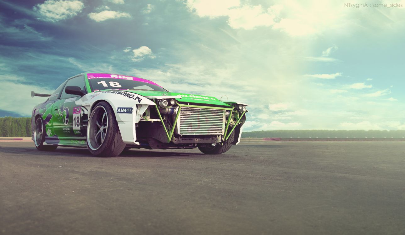 Grüner Und Schwarzer Chevrolet Camaro Auf Grauer Asphaltstraße Unter Weißem Bewölktem Himmel Tagsüber. Wallpaper in 5197x3024 Resolution