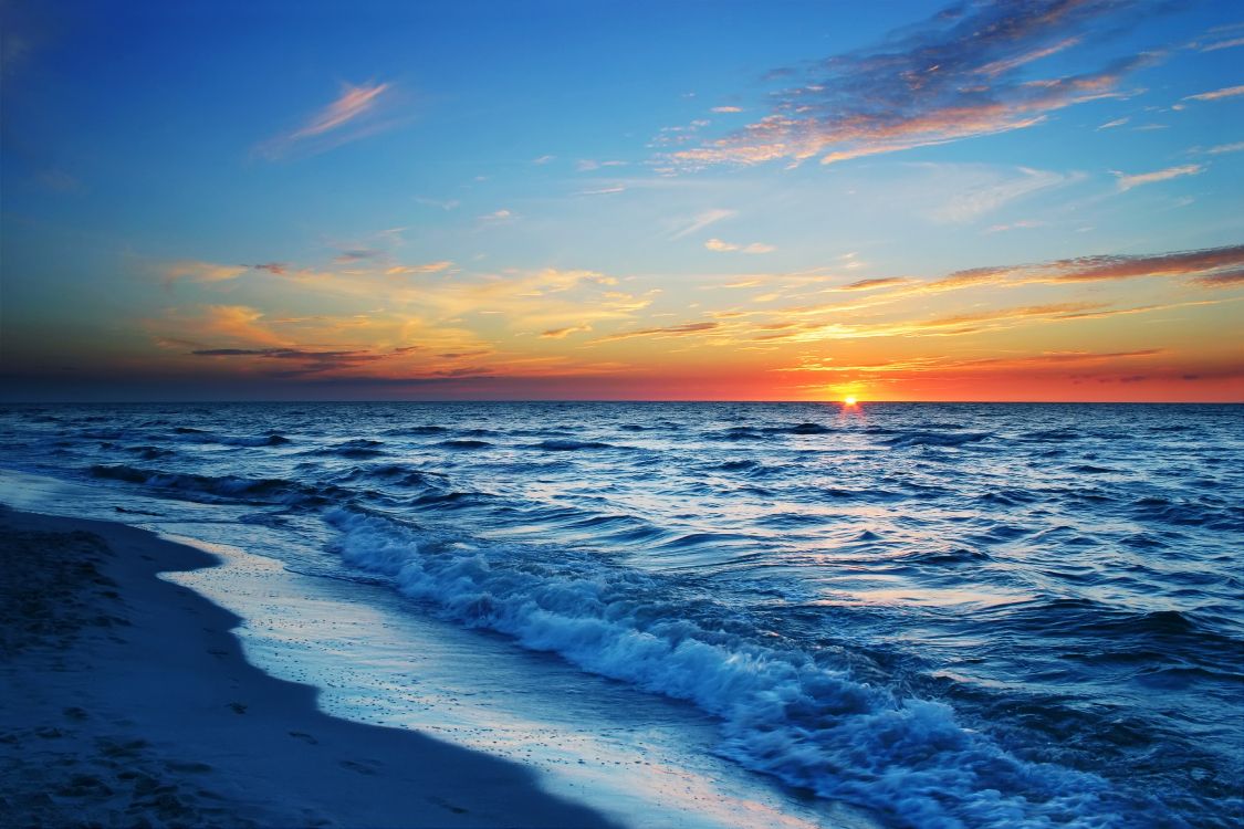 Meereswellen, Die Während Des Sonnenuntergangs an Land Krachen. Wallpaper in 6144x4096 Resolution