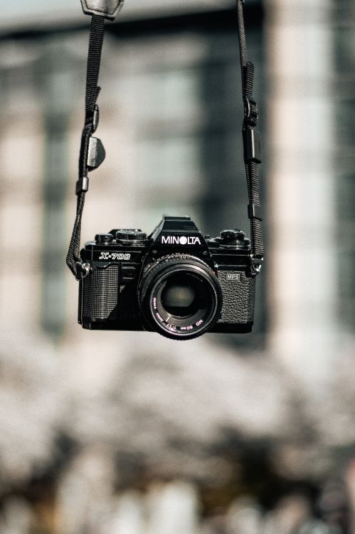 Appareil Photo Reflex Numérique Nikon Noir Accroché Sur un Fil Métallique Noir. Wallpaper in 3489x5234 Resolution