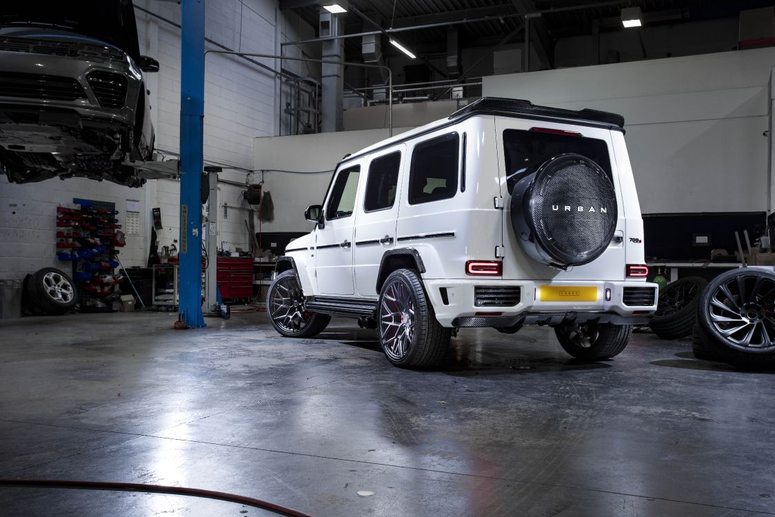 Suv Blanco Estacionado Frente al Edificio Azul. Wallpaper in 8461x5641 Resolution