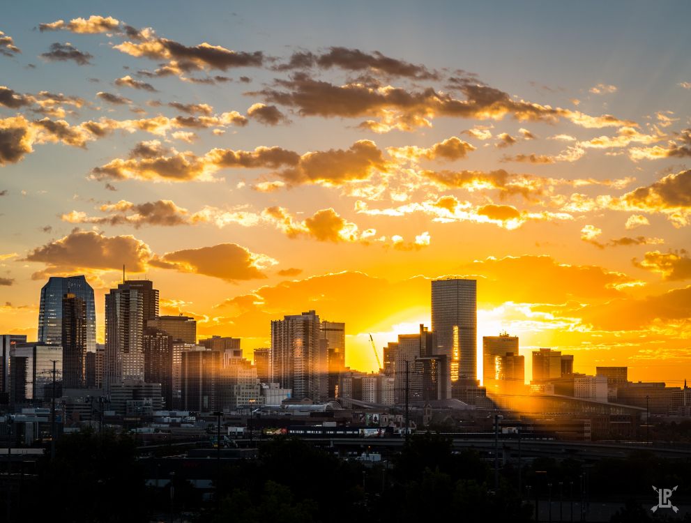 Skyline Der Stadt Unter Bewölktem Himmel Bei Sonnenuntergang. Wallpaper in 6920x5233 Resolution
