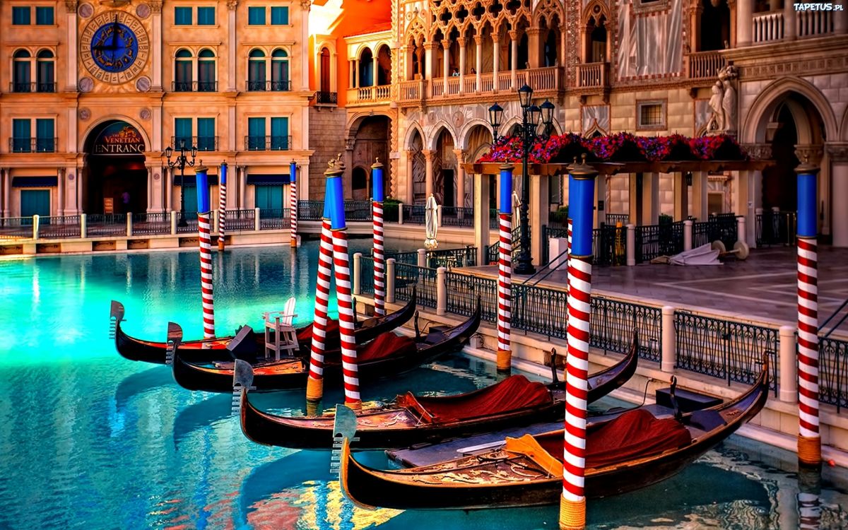 Bateau en Bois Bleu et Marron Sur L'eau. Wallpaper in 2560x1600 Resolution