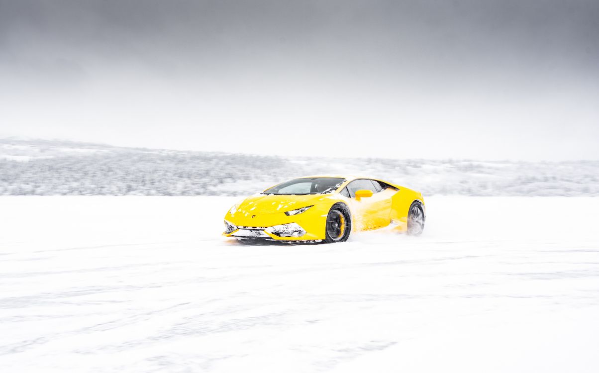 Gelber Ferrari 458 Italia Auf Schneebedecktem Boden. Wallpaper in 5879x3662 Resolution
