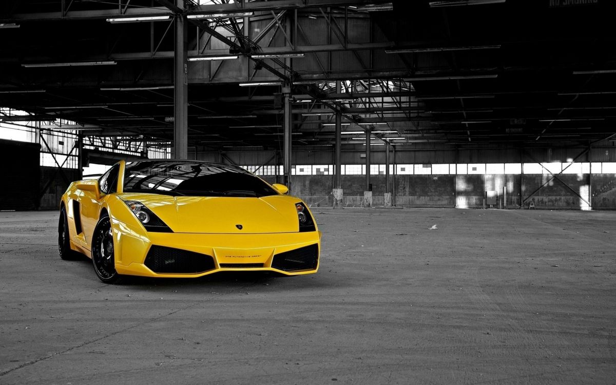 Lamborghini Aventador Amarillo Estacionado en el Estacionamiento. Wallpaper in 2560x1600 Resolution
