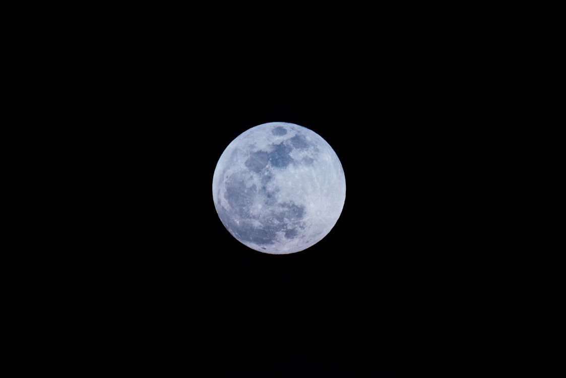 Blauer Mond am Himmel. Wallpaper in 7203x4807 Resolution