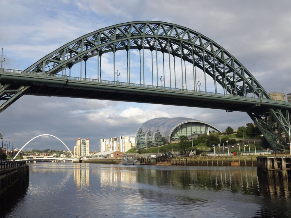 Puente de Metal Negro Sobre el Río Durante el Día. Wallpaper in 2800x2100 Resolution