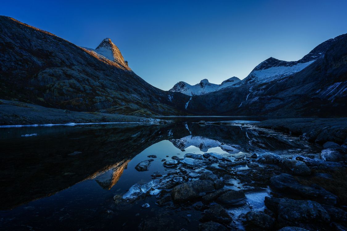 Montagne Couverte de Neige Près D'un Plan D'eau Pendant la Journée. Wallpaper in 3750x2500 Resolution