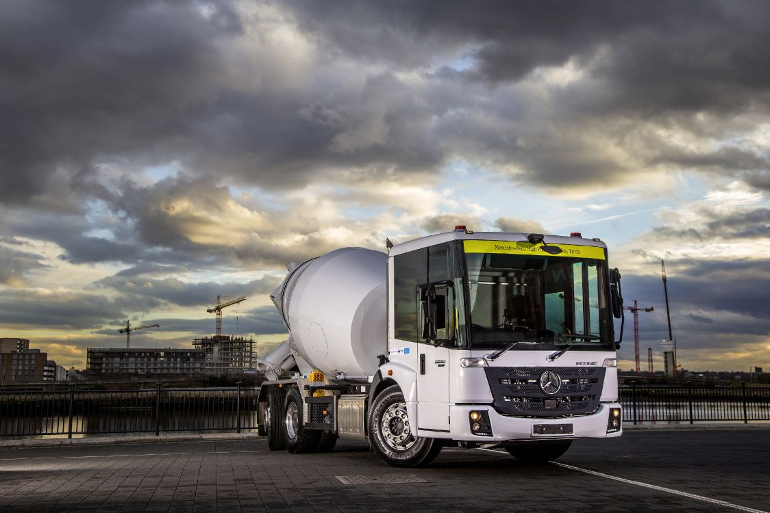 Camión Blanco y Verde en la Carretera Durante el Día. Wallpaper in 4096x2731 Resolution
