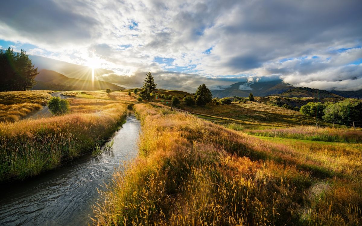 Grüne Wiese in Der Nähe Des Flusses Unter Weißen Wolken Und Blauem Himmel Tagsüber Sky. Wallpaper in 2560x1600 Resolution