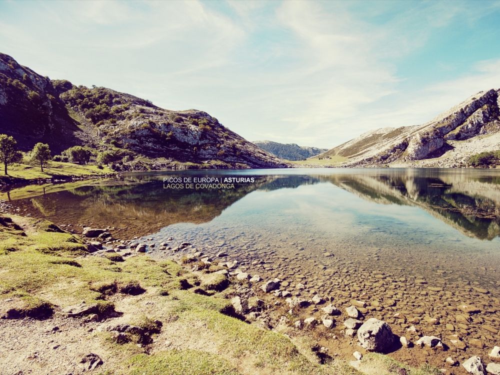 Lac au Milieu Des Montagnes Pendant la Journée. Wallpaper in 2048x1536 Resolution