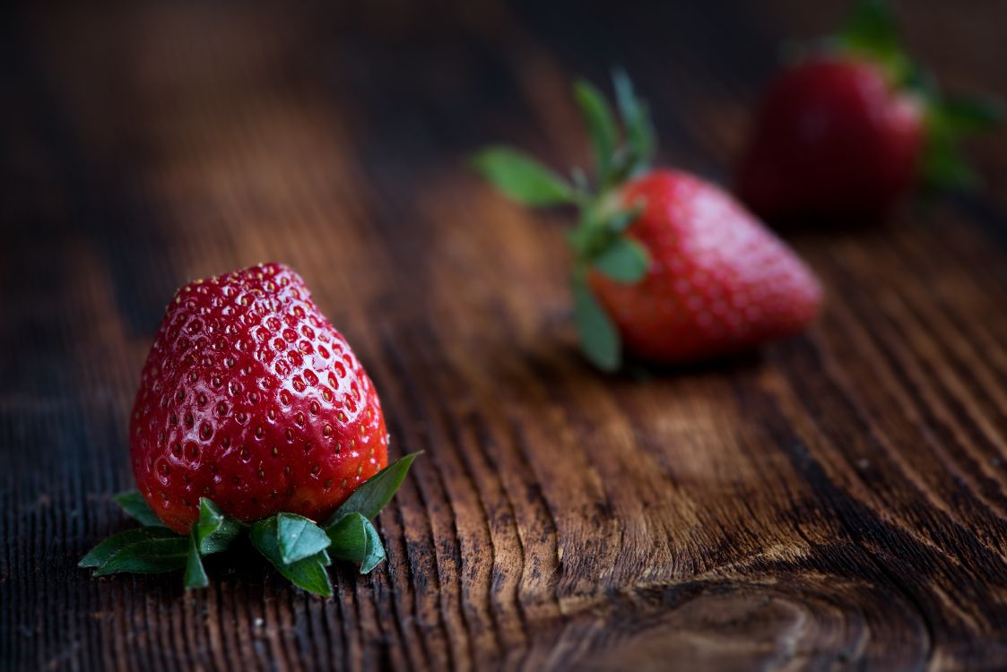 Fraise Rouge Sur Une Table en Bois Marron. Wallpaper in 6016x4016 Resolution