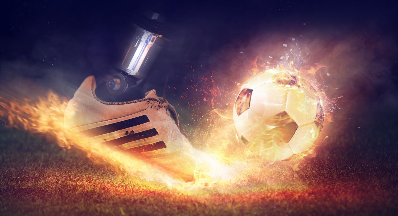 Weißer Fußball in Flammen. Wallpaper in 6000x3265 Resolution