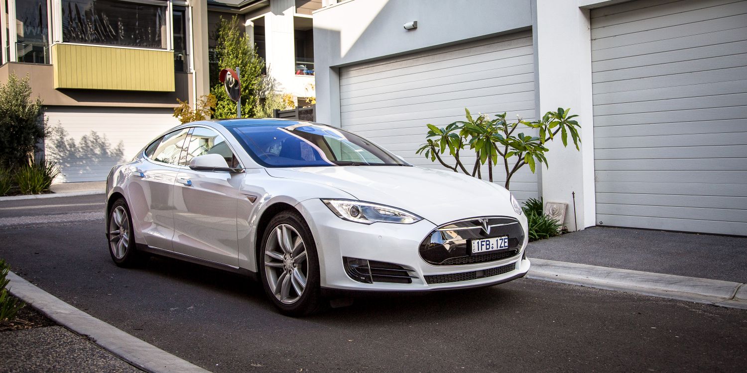 Weißes Mercedes-Benz-Coupé, Das Tagsüber in Der Nähe Des Weißen Gebäudes Geparkt Ist. Wallpaper in 3000x1500 Resolution