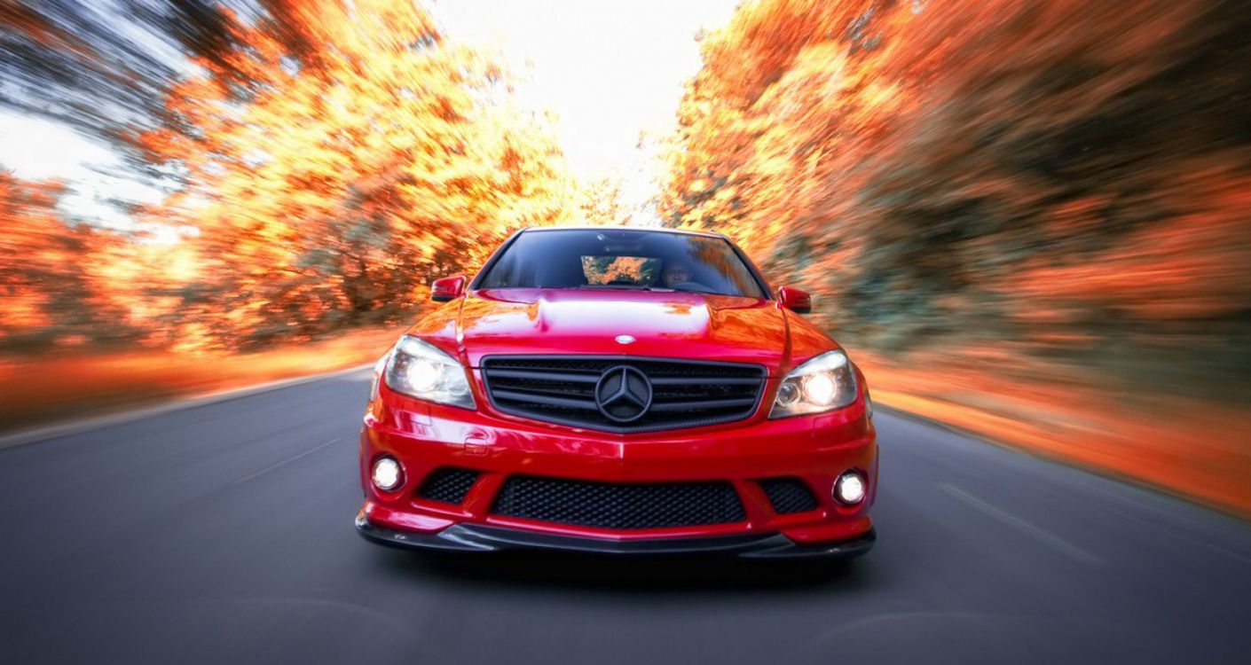 Rotes Chevrolet-Auto Tagsüber Unterwegs Road. Wallpaper in 2400x1276 Resolution