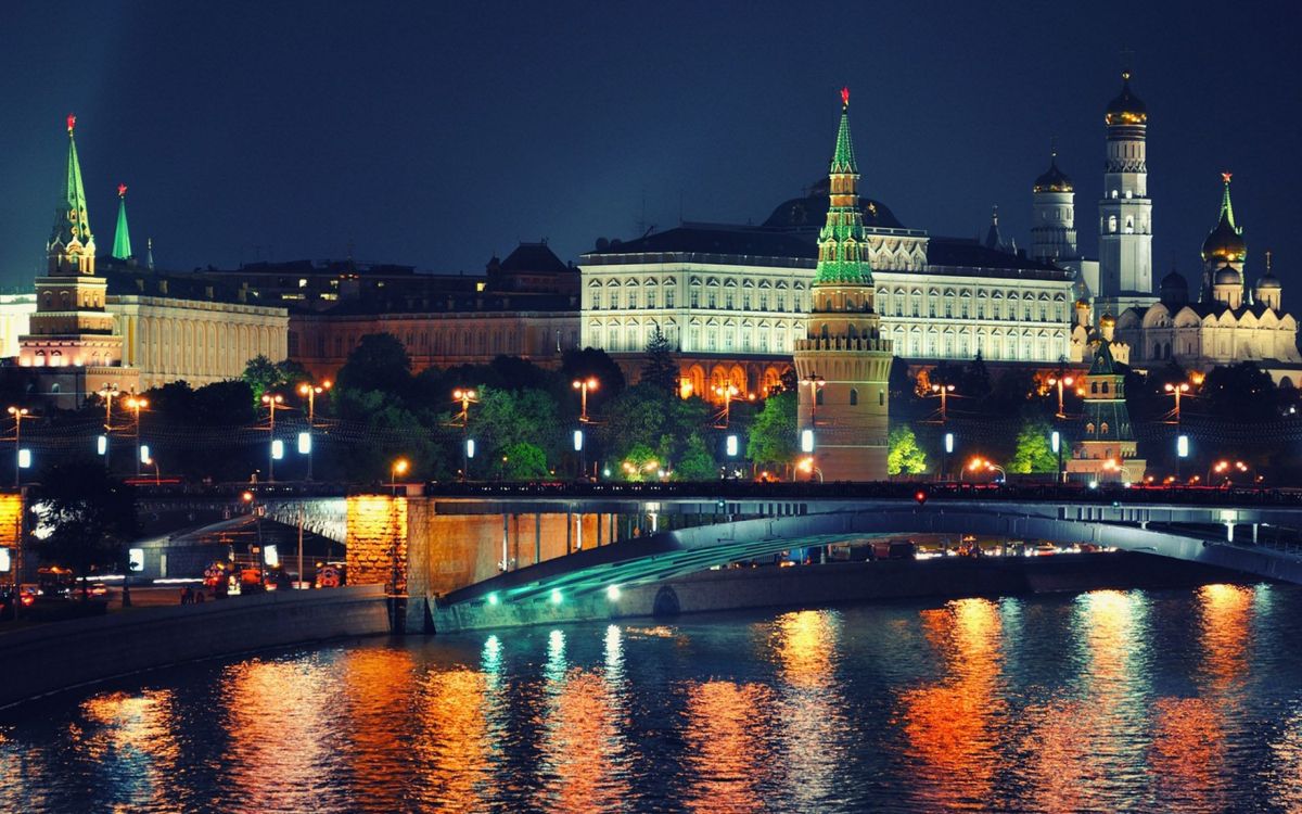 Edificio de Hormigón Blanco Cerca Del Cuerpo de Agua Durante la Noche. Wallpaper in 2560x1600 Resolution