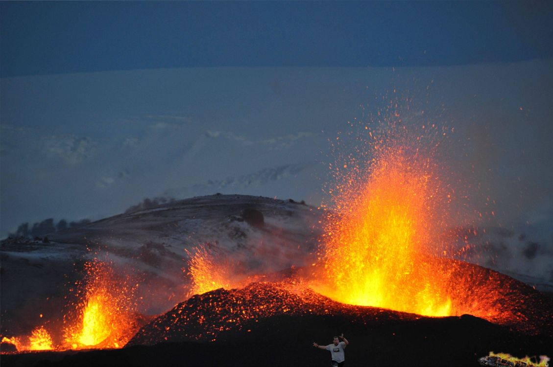 Silueta de Persona de Pie Sobre la Formación Rocosa Durante la Noche. Wallpaper in 3216x2136 Resolution