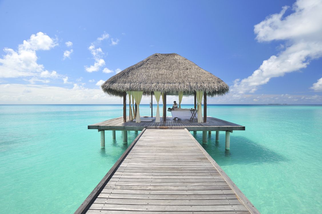 Quai en Bois Brun Sur la Mer Bleue Sous le Ciel Bleu Pendant la Journée. Wallpaper in 4197x2793 Resolution