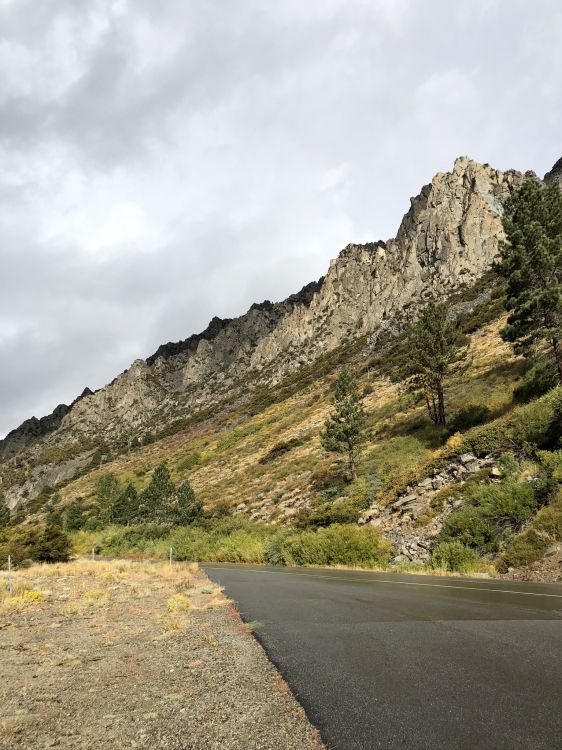 Carretera, Las Formaciones Montañosas, la Superficie de la Carretera, Highland, Asfalto. Wallpaper in 1536x2048 Resolution