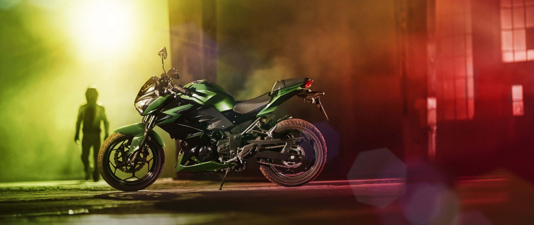 Green and Black Sports Bike. Wallpaper in 5120x2160 Resolution