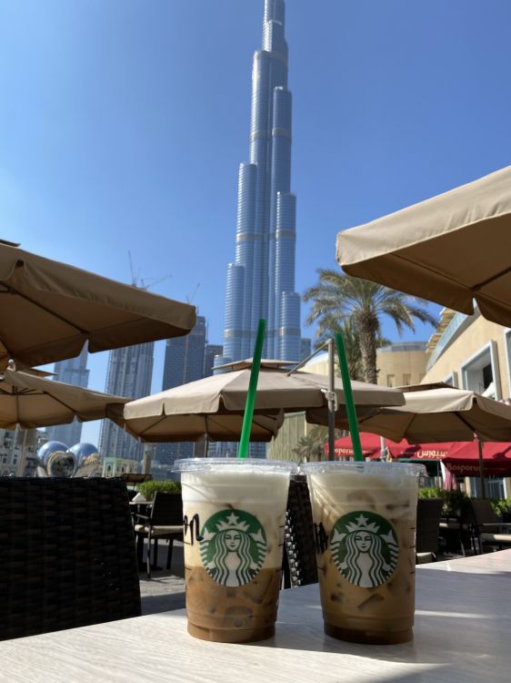 Dubaï, Burj Khalifa, Changement de Logo Starbucks, Paille, Fast Food. Wallpaper in 1536x2048 Resolution