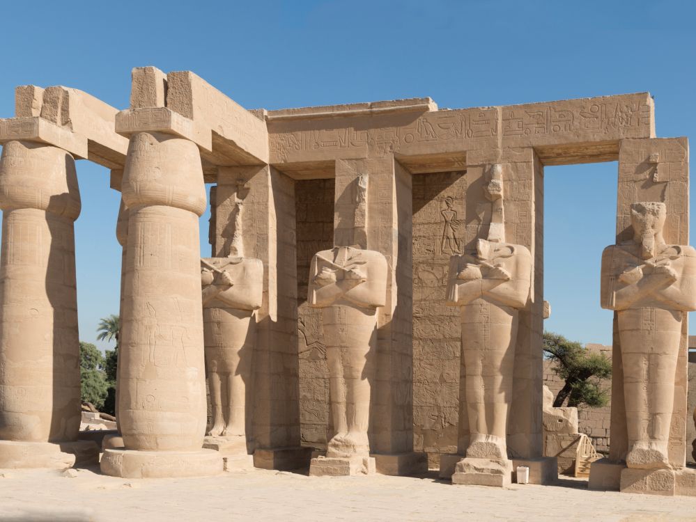 Braunes Betongebäude Unter Blauem Himmel Tagsüber. Wallpaper in 2618x1965 Resolution