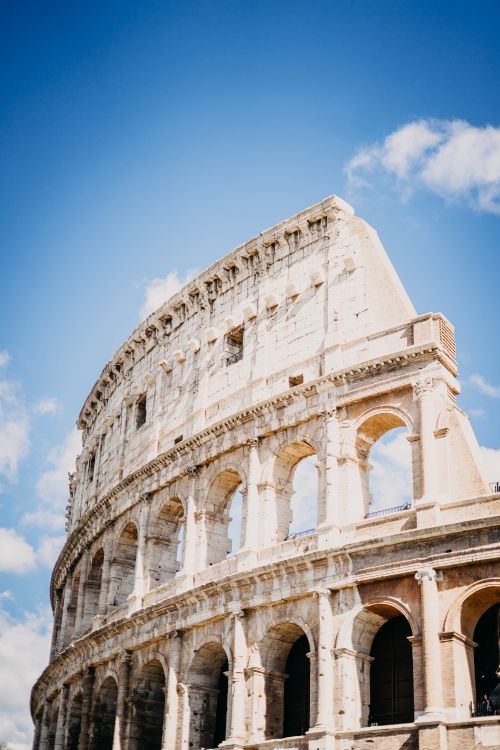 Bâtiment en Béton Blanc Sous Ciel Bleu Pendant la Journée. Wallpaper in 4000x6000 Resolution