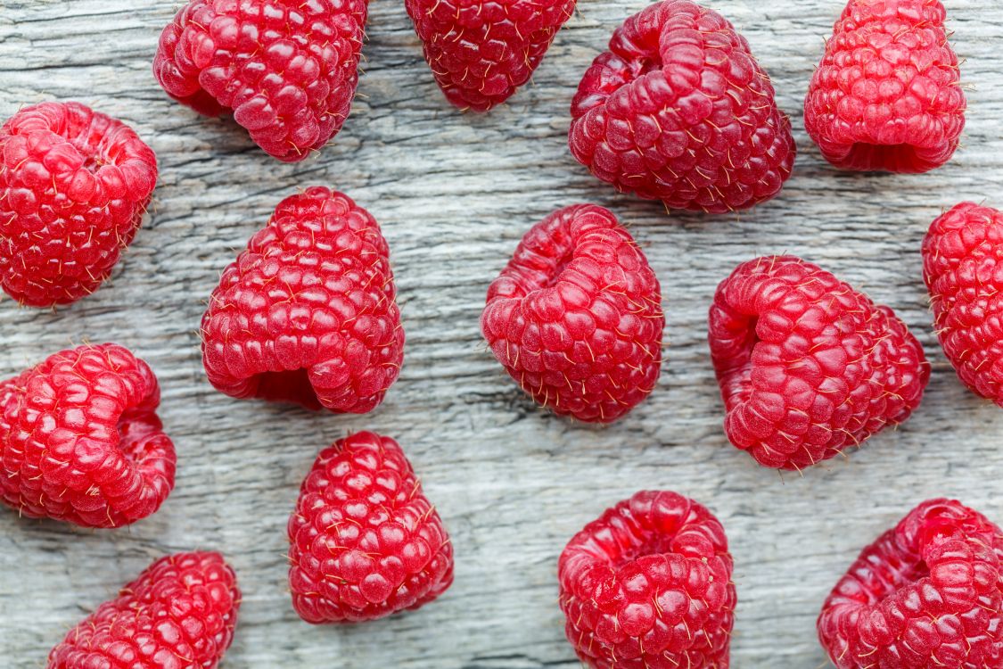 Bonbons en Forme de Coeur Rouge Sur Textile Blanc. Wallpaper in 5760x3840 Resolution