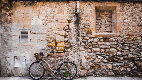 Image black city bike beside brown brick wall